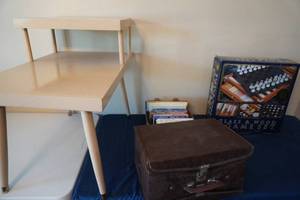 lot 173 image: Blonde end table, 7 game set, cassettes