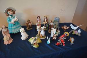 lot 188 image: Collector figurines and knick knacks