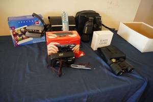 lot 194 image: 3) Cameras and two set binoculers