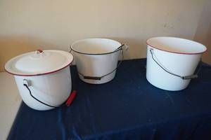 lot 195 image: Chamber pot, 2) kettles with ladle enamel