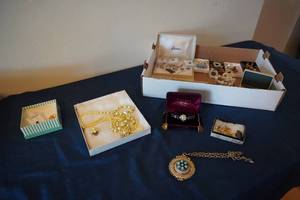 lot 204 image: Jewelry