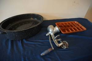 lot 206 image: Roaster, meat grinder,brownie pan w cutter