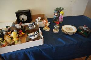 lot 209 image: Small figures, decorative plates, ducks