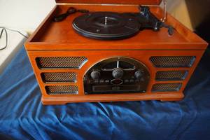 lot 211 image: AM-FM Crosley radio, CD  Record Player