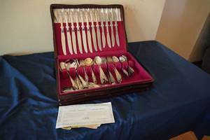 lot 212 image: SS flatware set-Oneida
