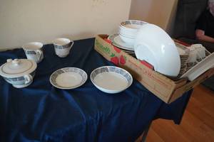 lot 217 image: Set of dishes for 8