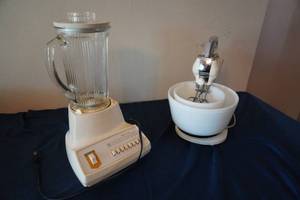 lot 221 image: Blender and Hamilton Beach Mixer set