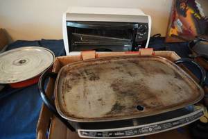 lot 222 image: Black & Decker Toaster Oven and Farber griddle
