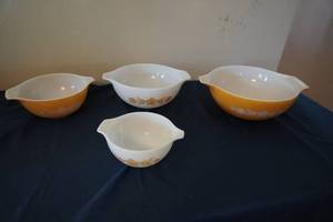 lot 225 image: Set of 4 Pyrex bowls