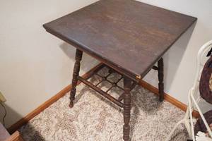 lot 276 image: Vintage wood turned leg table 23 square, 29 T