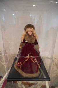 lot 280 image: Anastasia Doll in plastic case 20