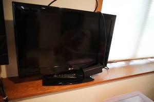 lot 292 image: 25 LG Flat screen TV with remote