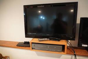 lot 293 image: Vizio 31 TV wremote & Magnavox DVD-VHS