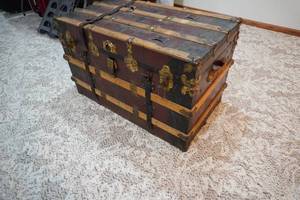 lot 322 image: Flat top trunk with inside tray
