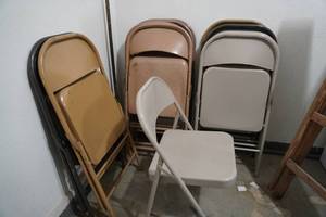lot 332 image: 12) Metal folding chairs, grey and brown(in garage)