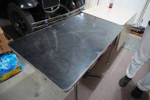 lot 346 image: Drop leaf table, two folding chairs and black metal table