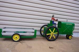 lot 357 image: Metal John Deere tractor & trailer ornament