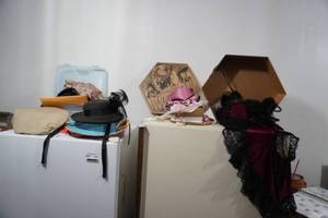 lot 7 image: Several Ladies Hats and scarfs