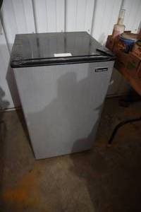 lot 10 image: Small bar refrigerator