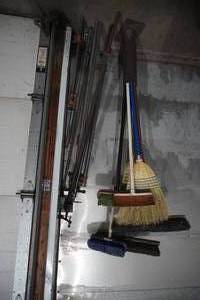 lot 18 image: 6 Bar clamps and 6 brooms and stand