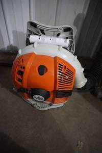 lot 34 image: Stihl BR 600 gas backpack blower-like new