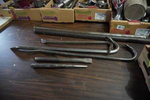 lot 68 image: Crow bars and pry bars