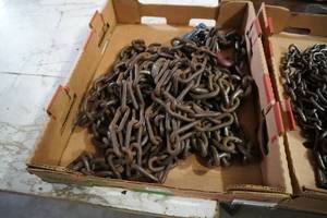lot 71 image: 38 log chains, 8, 16 & 10 has only one hook