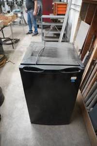 lot 91 image: Avanti refrigerator 33 T x 22 W x 20 D