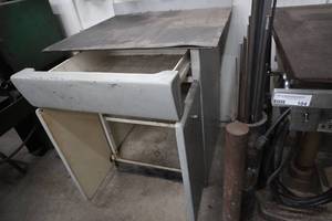 lot 105 image: Metal cabinet with drawer, doors & alum. plates
