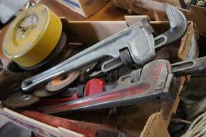 lot 112 image: Rigid pipe wrench, grinding wheels, wrenches