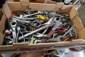 lot 142 image: Pliers, side cutters, wrenches