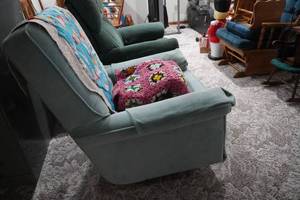 lot 265 image: Aqua swival rocker with afgan and quilt piece