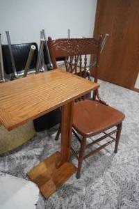 lot 253 image: Wood TV tray and three wood chairs